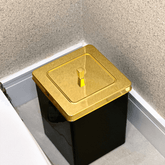 Lixeira Quadrada Preto com Tampa Dourada 6,5 Litros